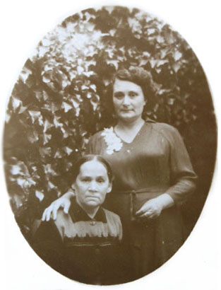 Екатерина Петровна с мамой Евгенией Фёдоровной. Мардакяны. Конец 50-х