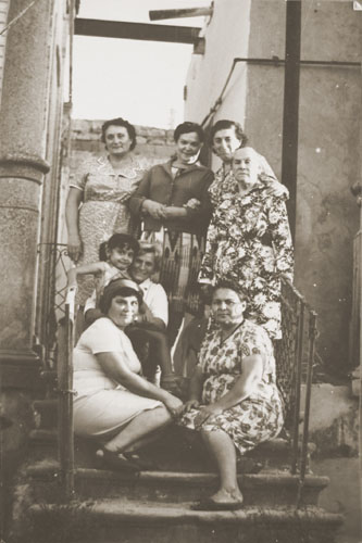 Мардакянский дворик. Екатерина Петровна стоит слева в верхнем ряду. Начало 80-х